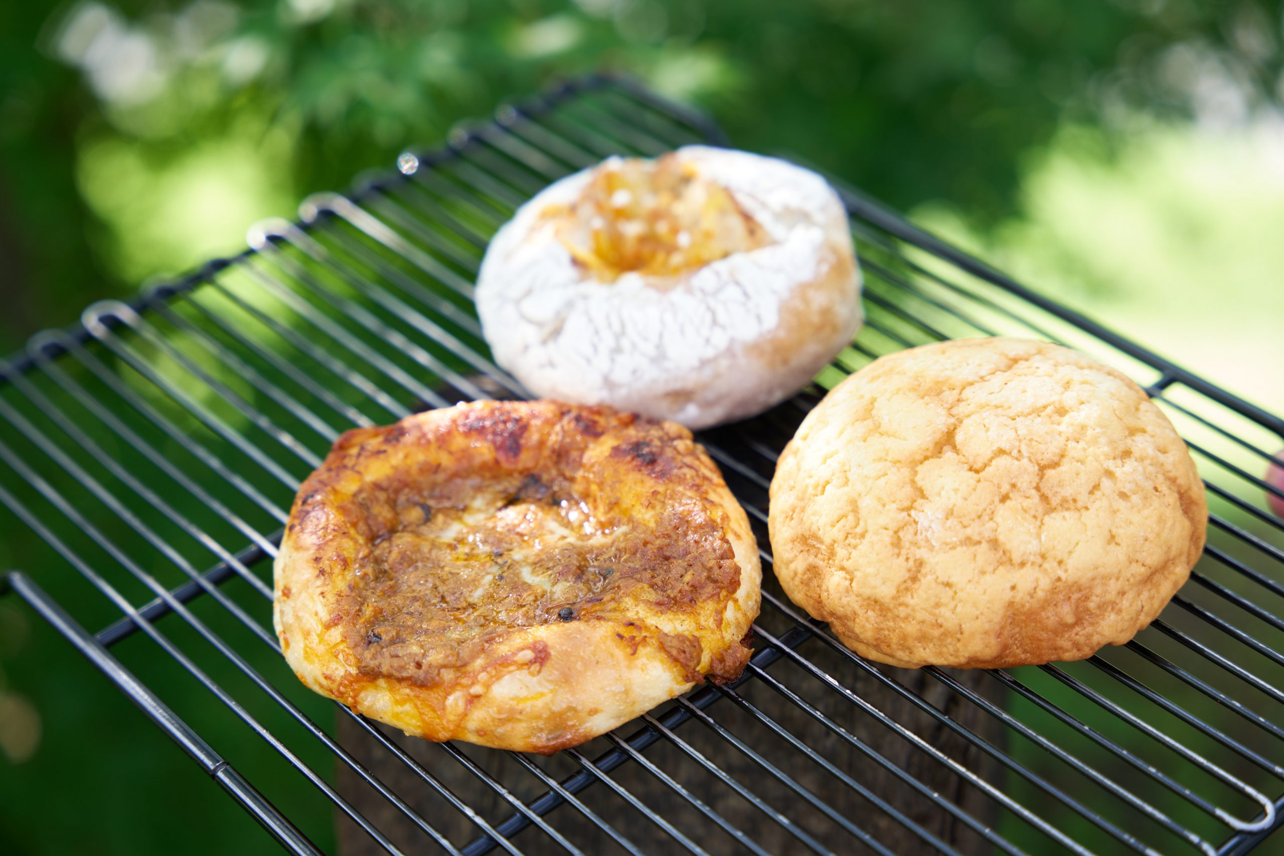 從左到右順時針方向：「起司咖哩麵包」280日圓、「哈密瓜麵包」240日圓、「天夏野和」260日圓