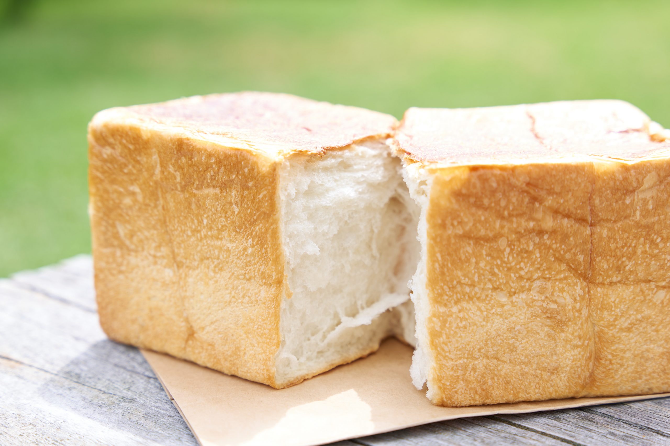 招牌產品「食パン」380日圓，建議直接出爐食用。