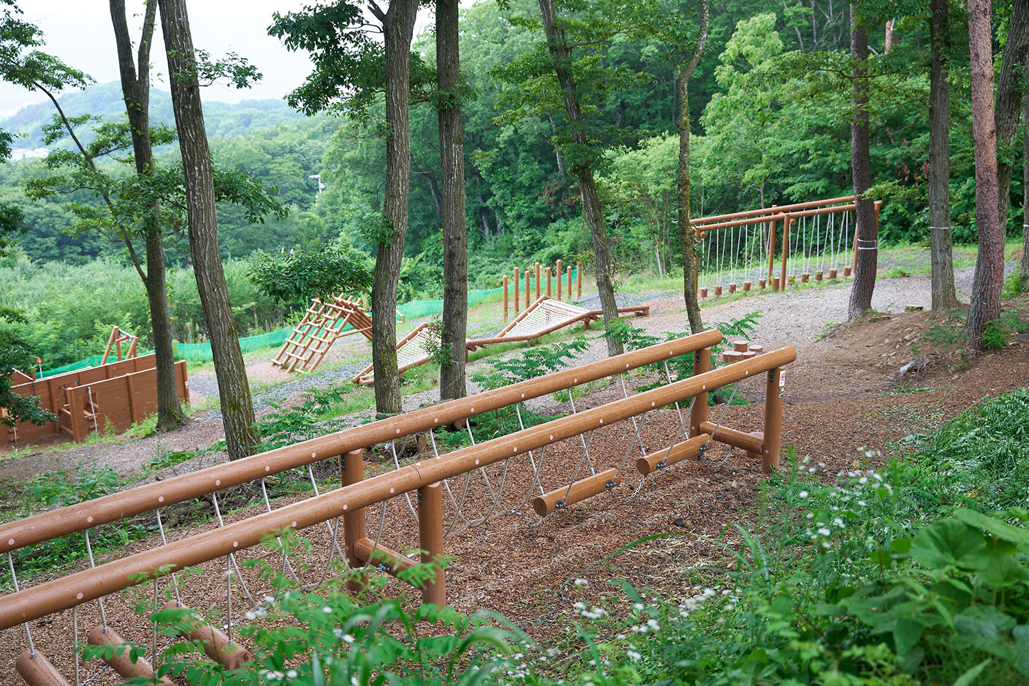 KOMOROBI 是一個結合了 Komoro（科摩羅）、play（bi）和樹木過濾太陽（komorebi）的新詞