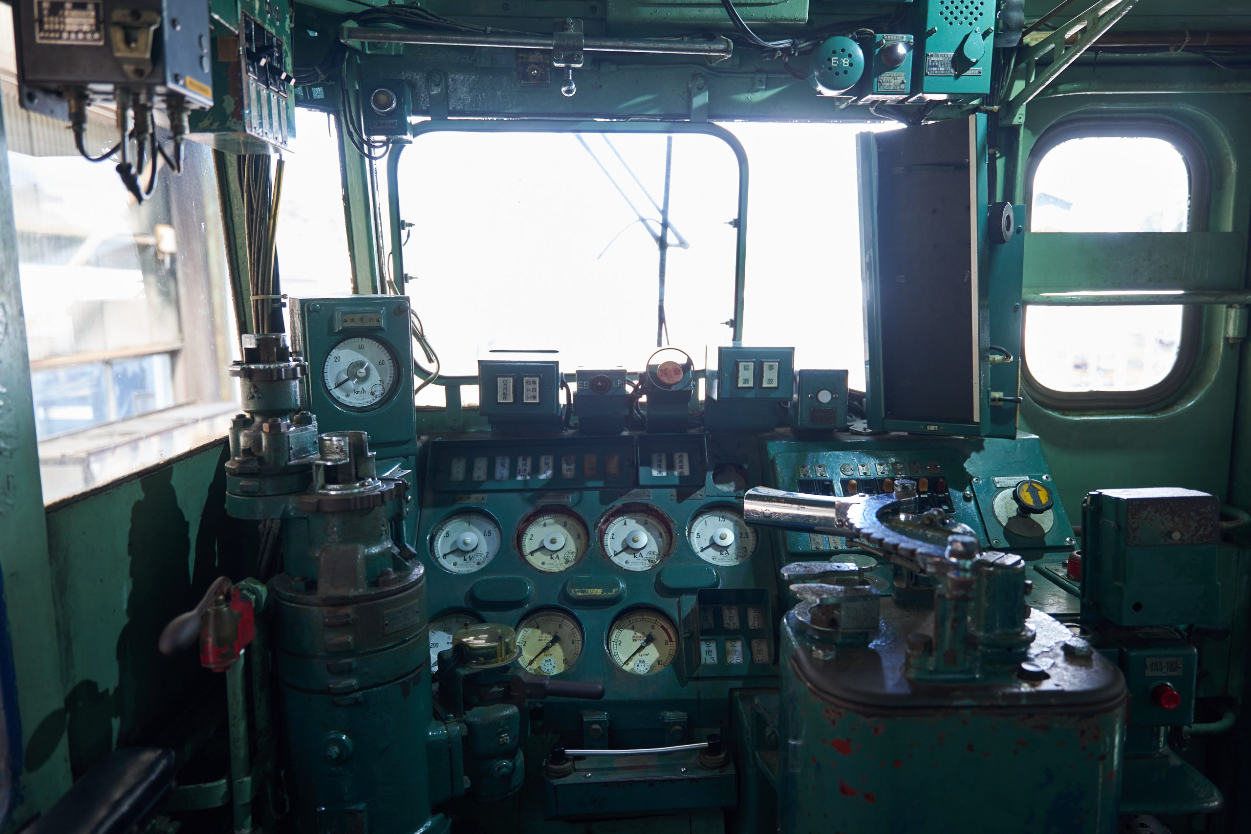 我還坐在EF63型電力機車的駕駛座上，這輛機車被譽為名車