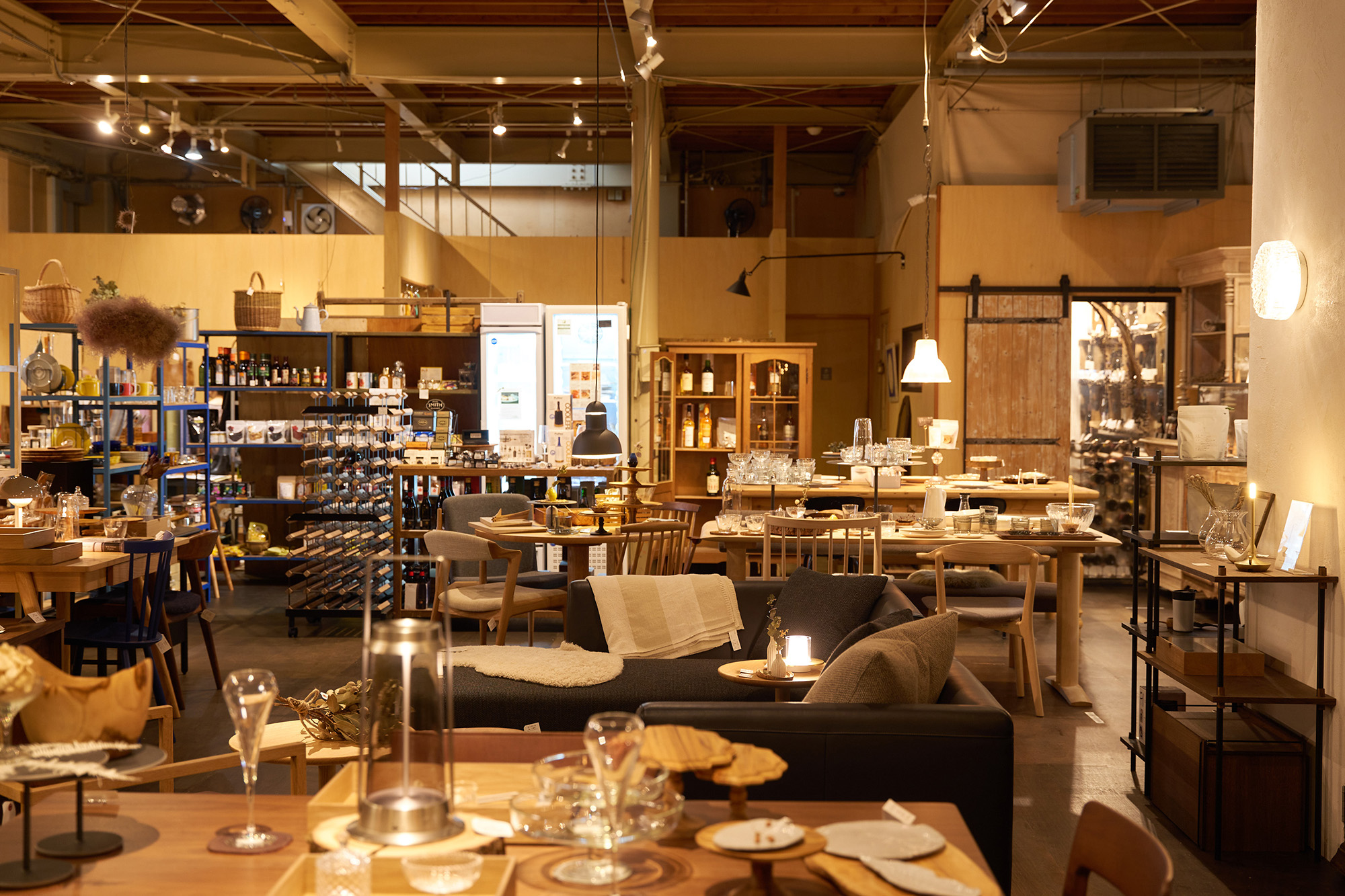 Pace around 的意思是“四處走動”。 店內陳設、廚房用品、木製品等陳列得非常狹窄