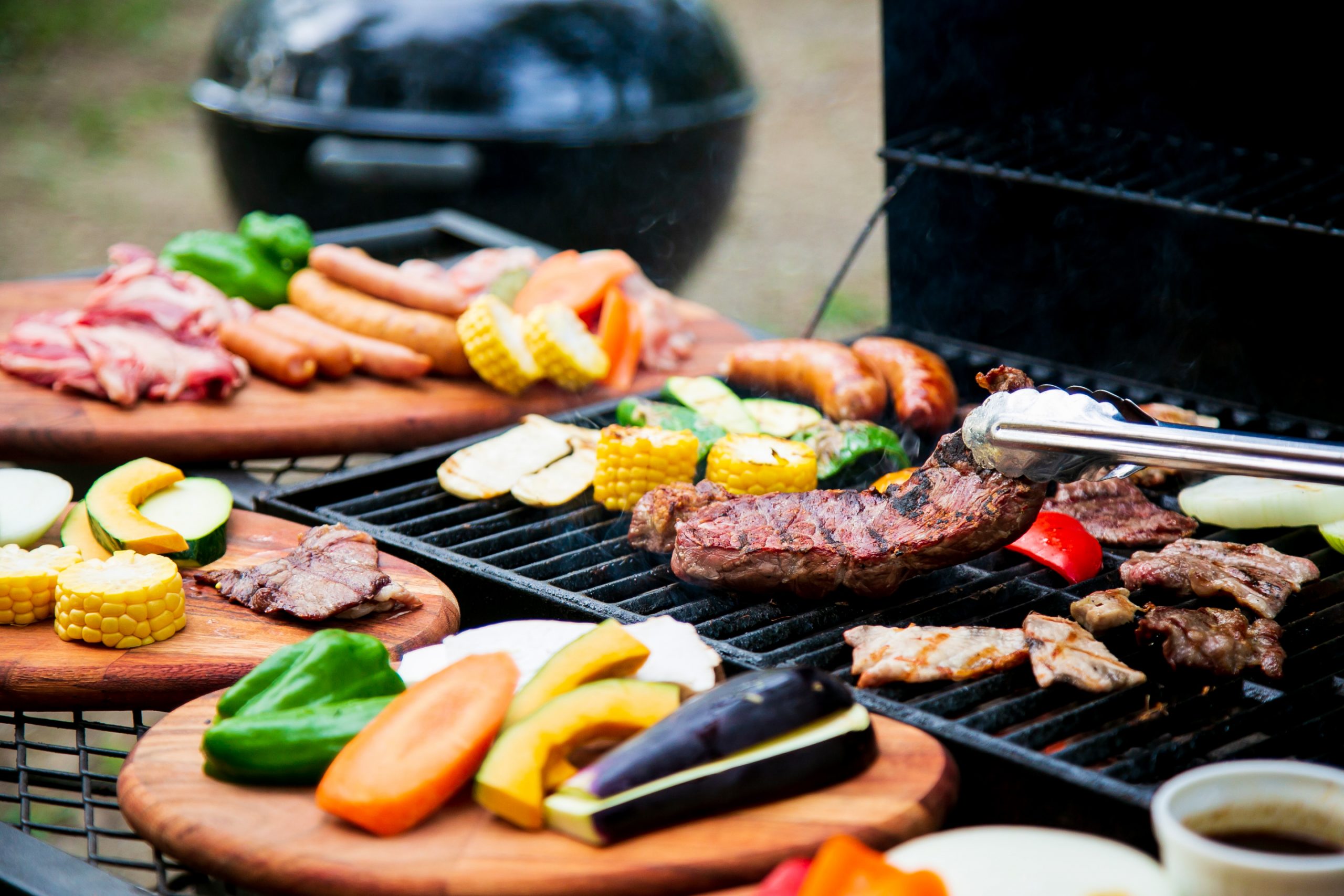 我們提供篝火燒烤和信州牛肉燒烤等各種食物菜單