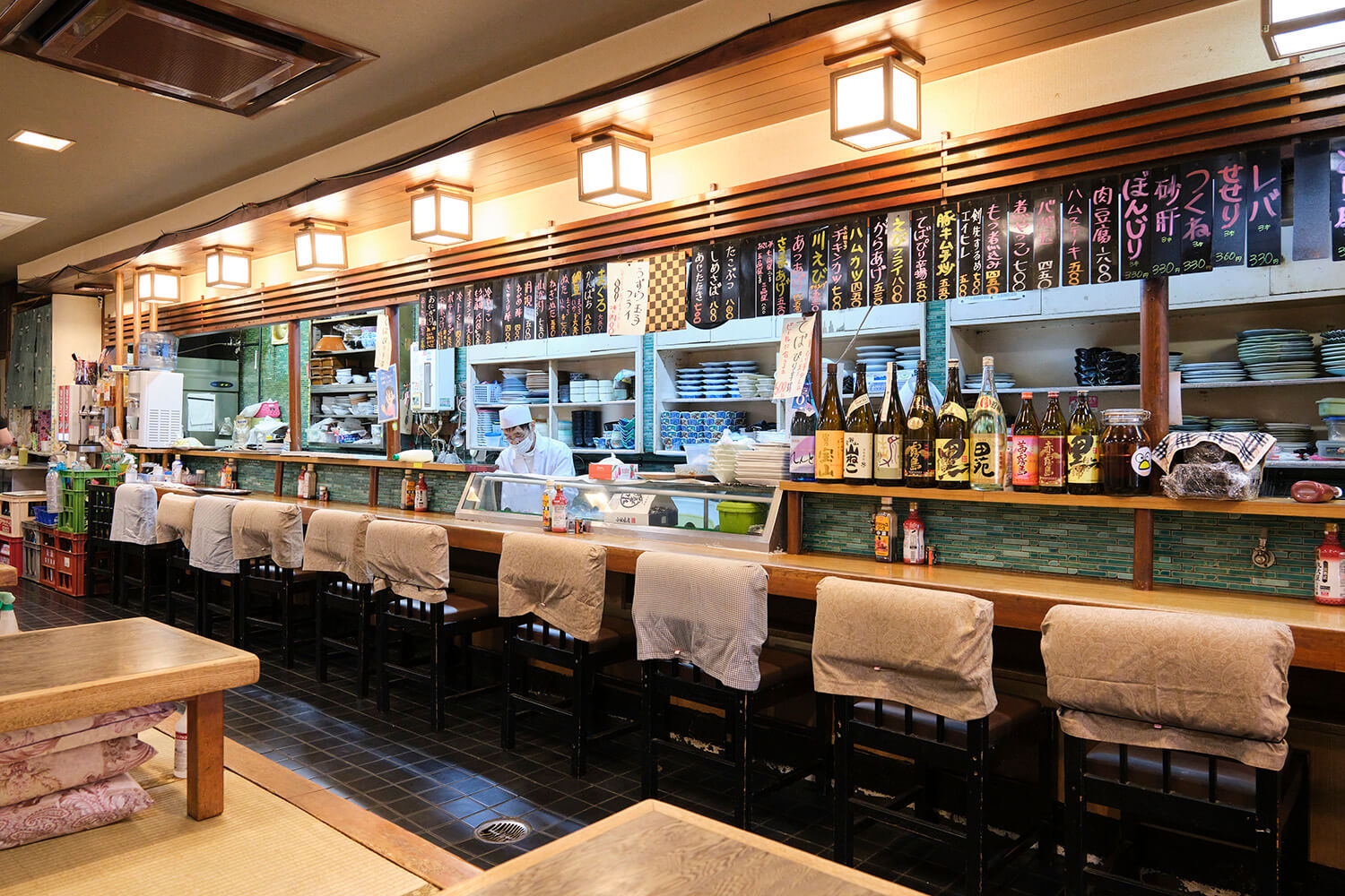 有吧台座位和榻榻米座位，適合各種場合使用