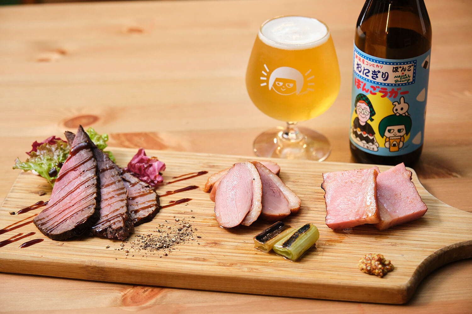 可以品嚐到3種肉JPY1280的「燻製拼盤」（前）、「邦戈拉格」780日圓（後）