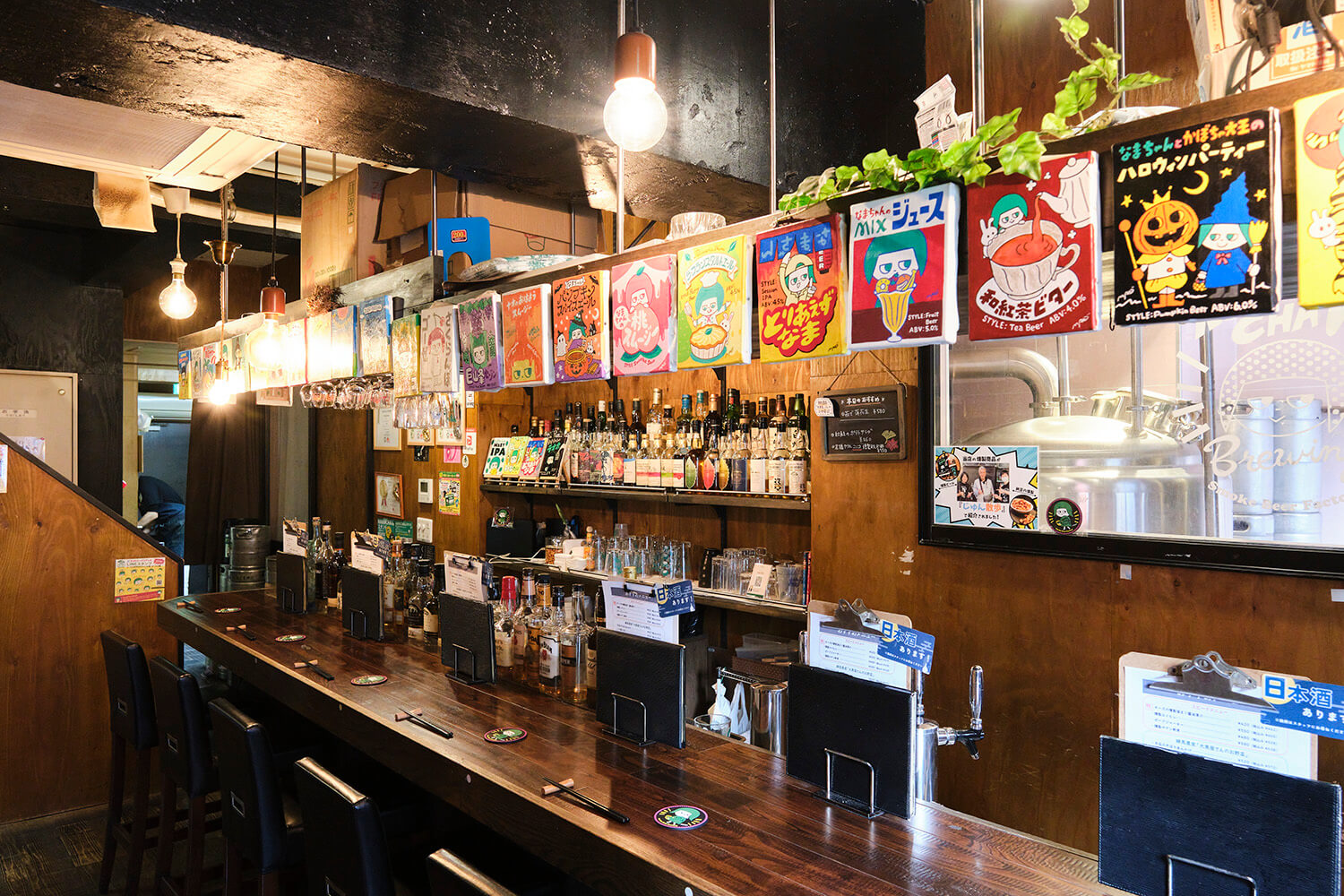 一樓是吧台座位，二樓是桌子座位。 店內有官方角色「生醬」的插圖