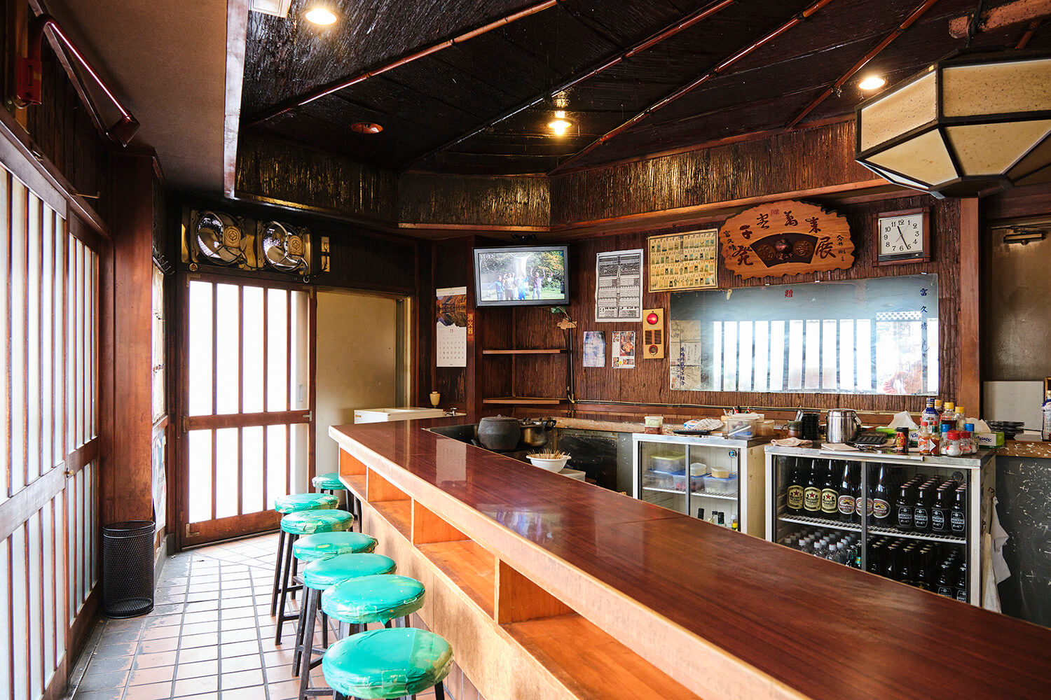 在陽光明媚和溫暖的日子裡，入戶門敞開著。 一邊感受外面空氣一邊品嚐的清酒和烤牛肉是絕妙的。