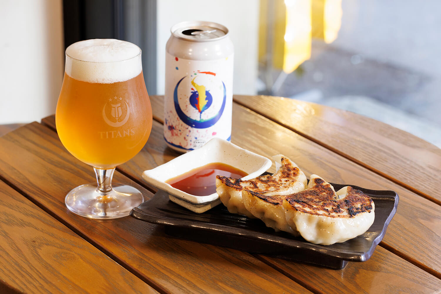 「巨型餃子」500日圓（右）、「原味啤酒」970日圓（左）