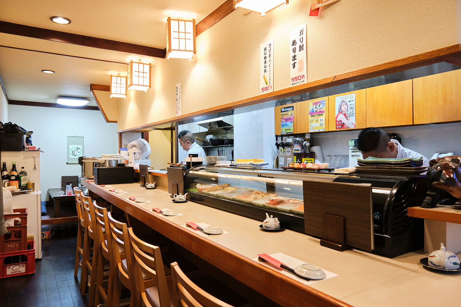 店內空間狹小。 前面是吧台座位，後面是榻榻米座位