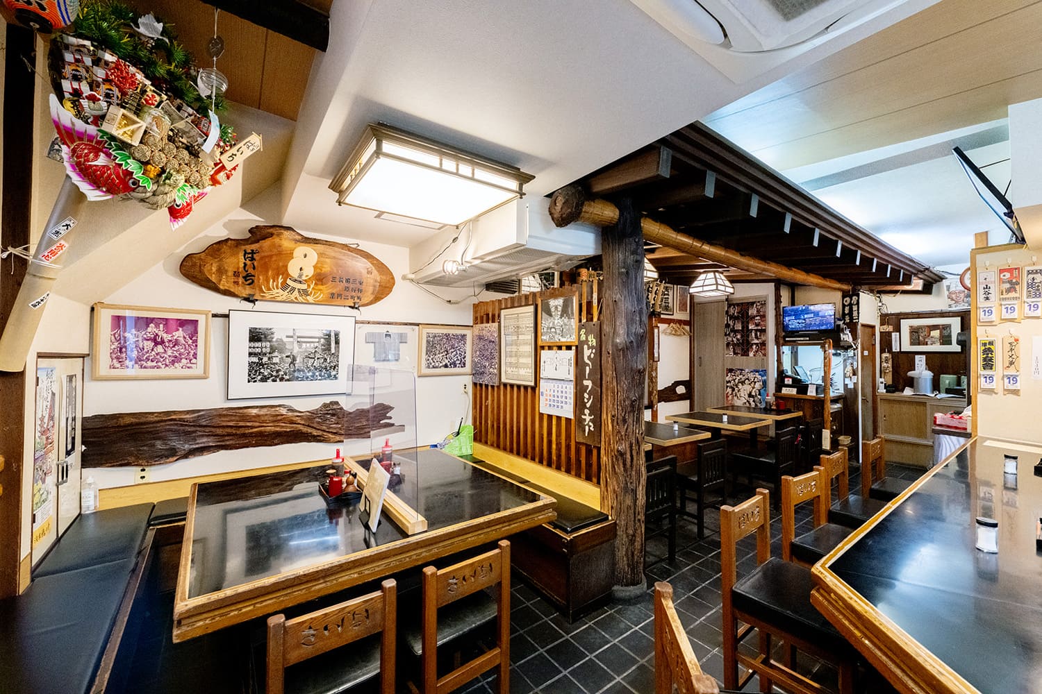 店內氛圍傳達了市中心的活力。 椅背上有一個鏤空的「paichi」，很可愛