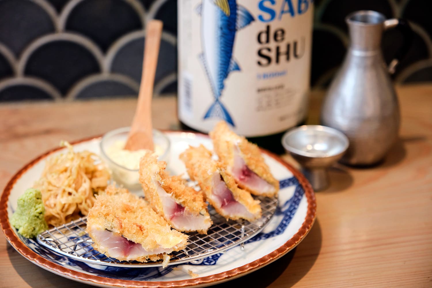 照片是兩份鯵魚的「半熟」炸物（1份=2 JPY1280）。 您也可以為一份訂購一份“半熟”或“完全成熟”的片子