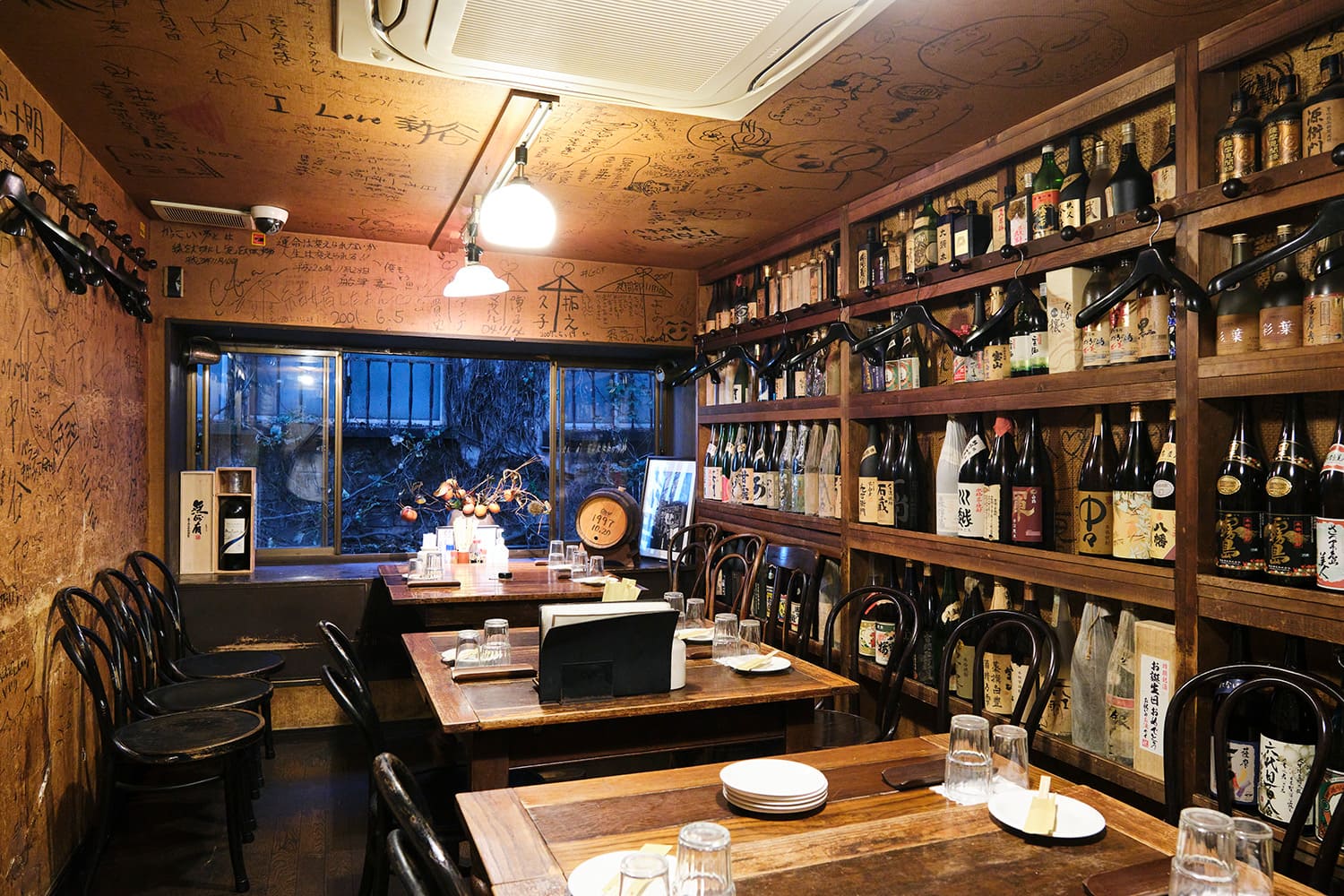 從牆上寫到天花板上都寫著常客的名字，看來他們一直受到人們的喜愛