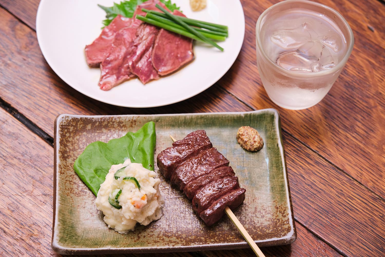 「牛小排」（前景）附馬鈴薯沙拉，價格是990日圓。 每人限購一份。 烤牛心（背部）也很受歡迎。