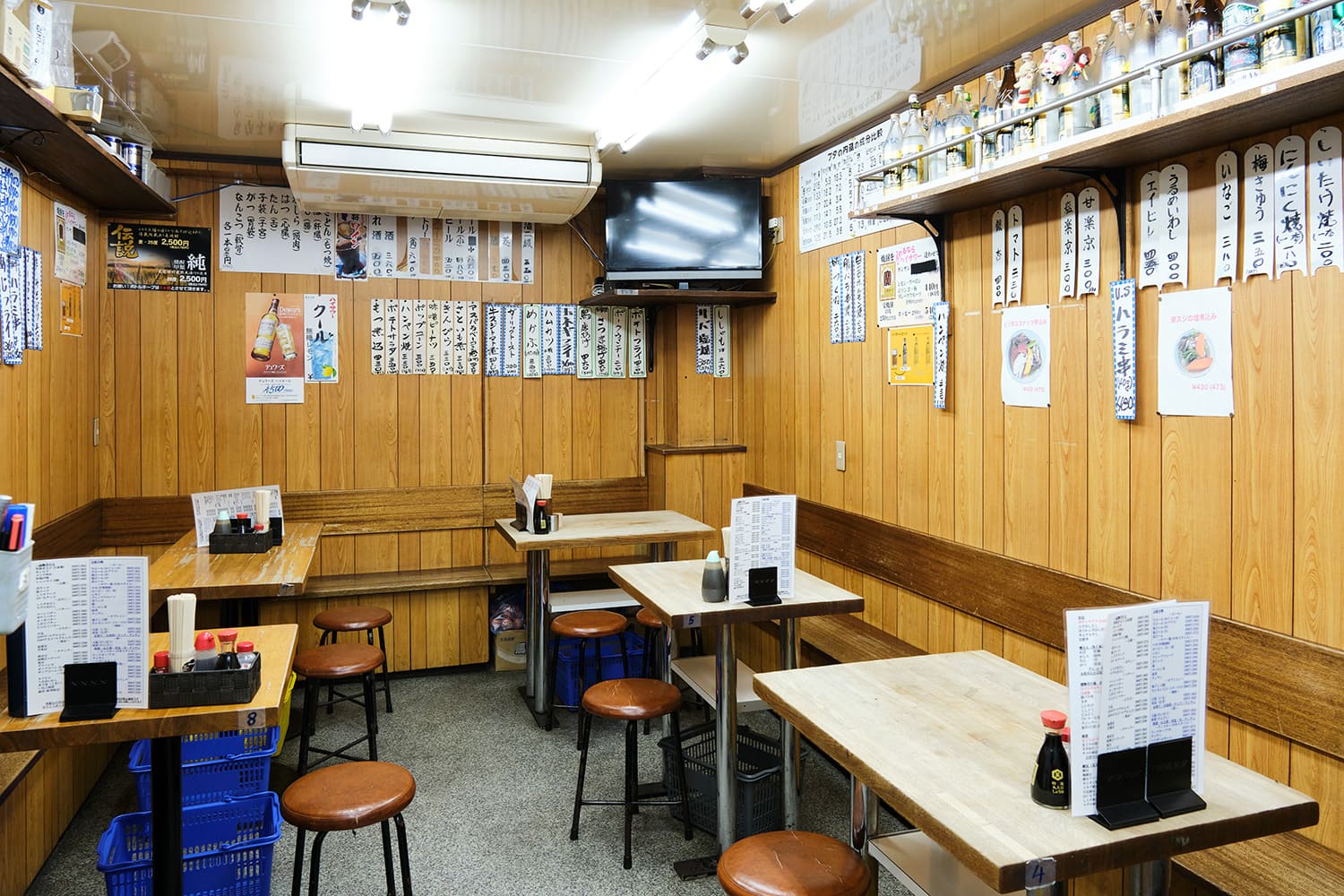 有吧台座位，可以點半份的食物，所以一個人喝也很方便