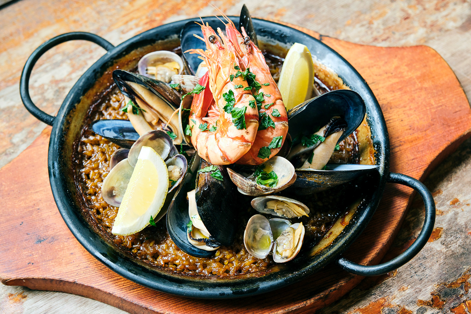 以蝦、蛤蜊、青口貝等大料為特色的「海鮮海鮮飯」是兩人份的（如圖JPY2200