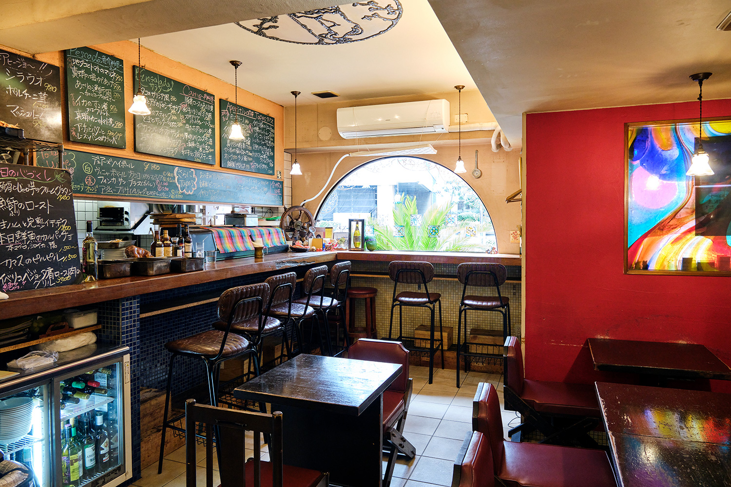 店內裝潢讓人聯想到正宗的西班牙酒吧。 從手寫推薦菜單中選擇您最喜歡的開胃菜和小吃