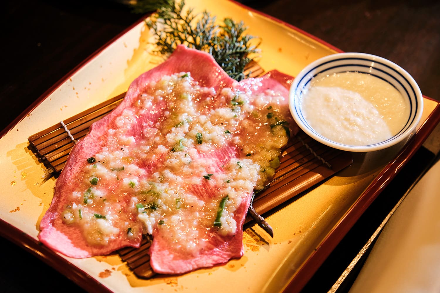 「單面炙燒牛舌鹽」1個528日圓（可從2個起點）