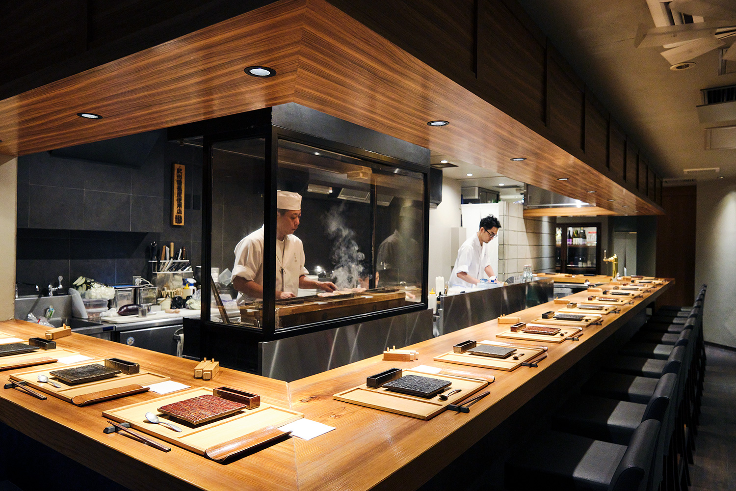 座位只有吧台。 烤雞肉串和天然葡萄酒，一邊看著廚房