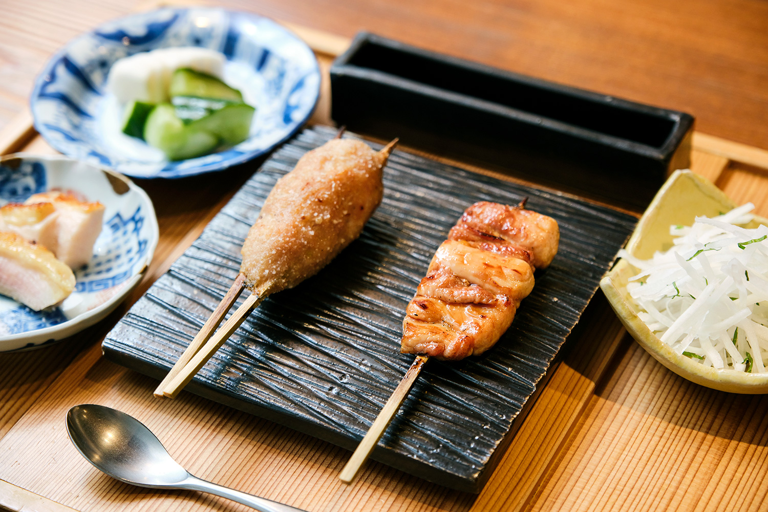 「7串套餐」JPY4620鹽燒雞肉丸（左）和柏（右）用醬汁品嚐。 提供套餐一串（照片為拍照用）