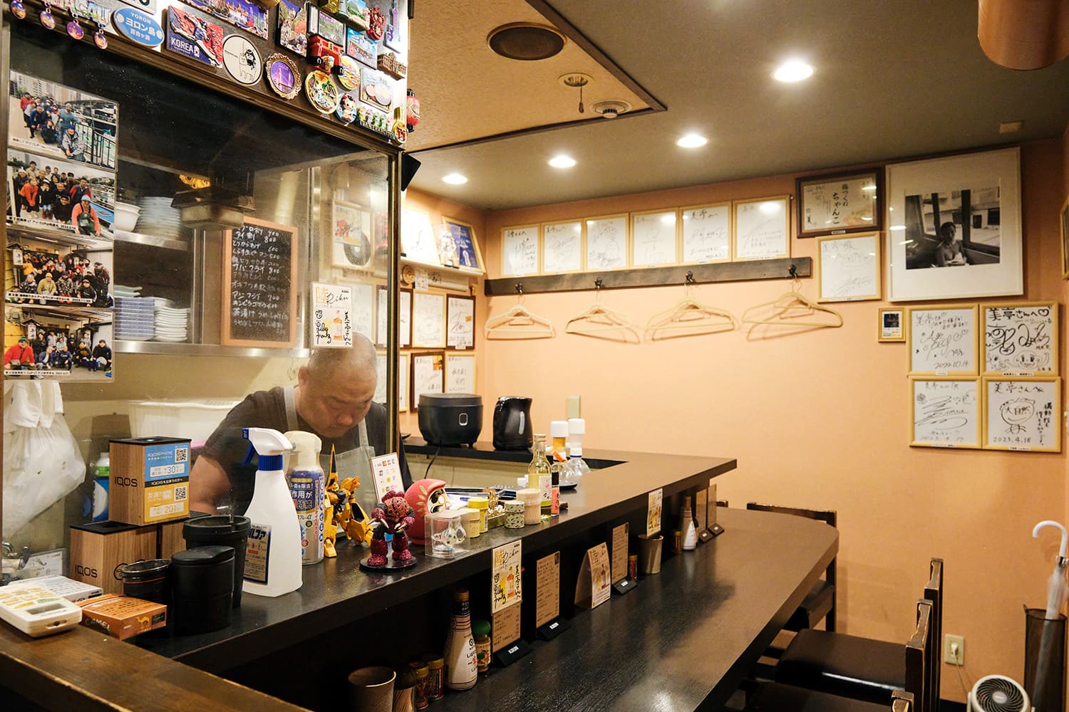 店內有8個座位的L型吧台。 客人之間的距離適中，氣氛溫馨，可以自然地聊天