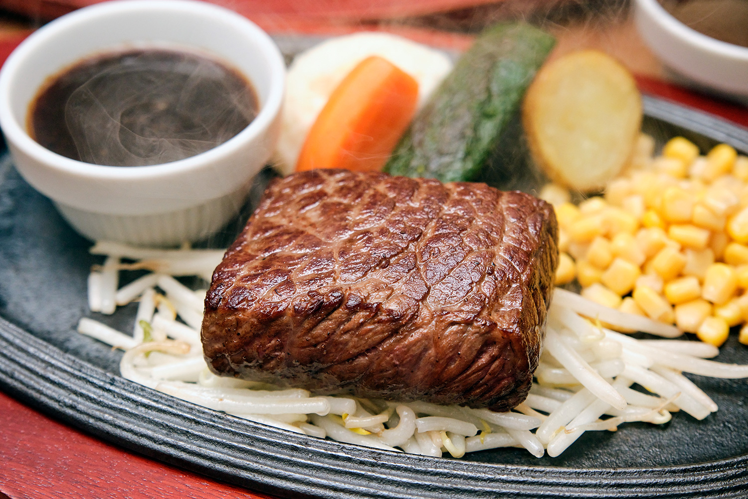 您可以享用紅肉「矢澤牛排（內醍醐）」150 克JPY3600。 醬料有4種選擇