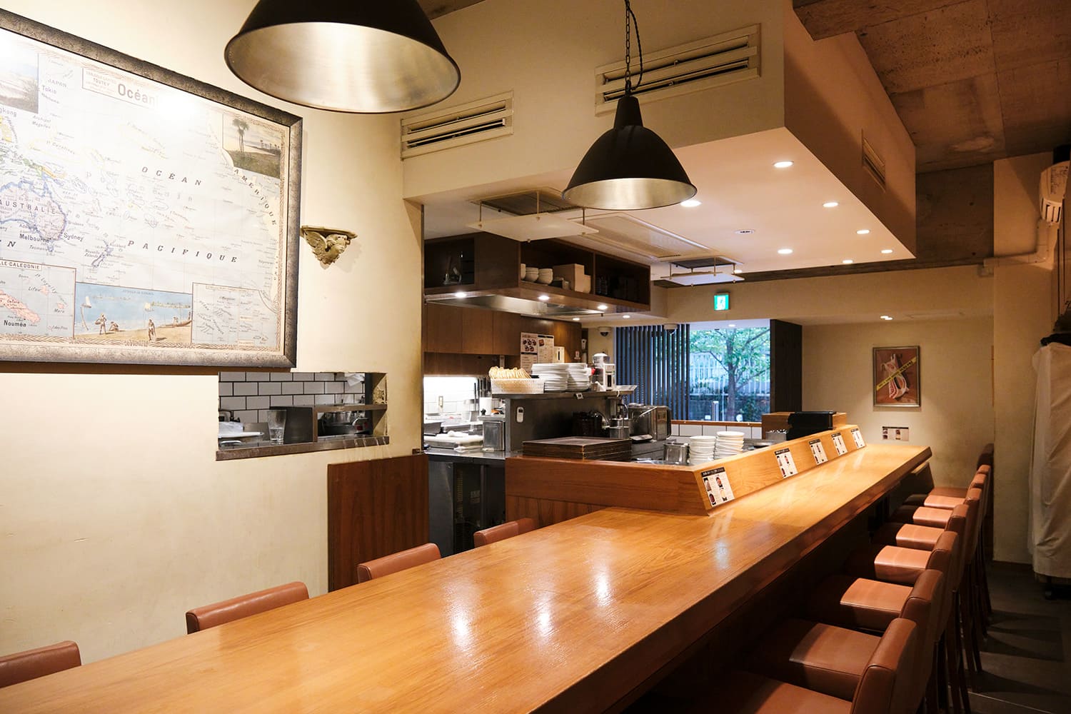 在吧台式的餐廳裡，您可以一邊欣賞廚房，一邊享用新鮮炸好的豬排