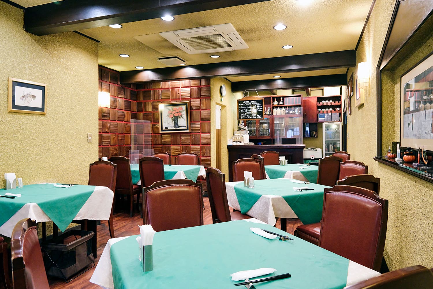 店內裝潢奢華，給人一種昭和復古的感覺。 除了桌子座位外，二樓還有包廂