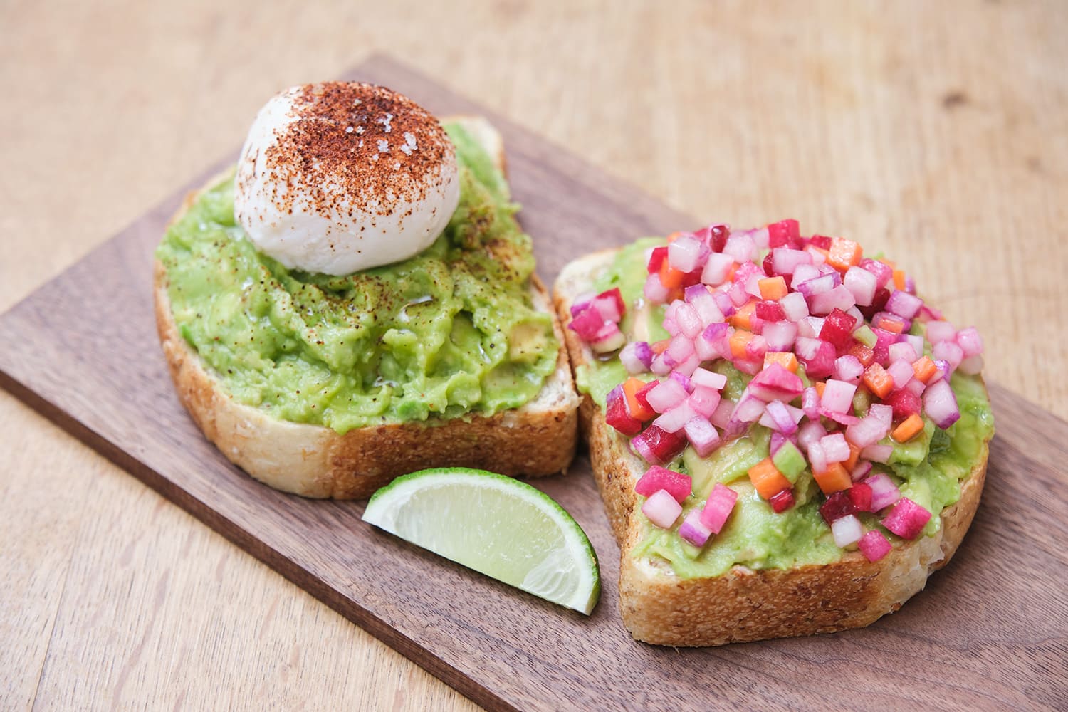 「酪梨吐司」上面放著荷包蛋（左）和時令蔬菜（右）JPY1300