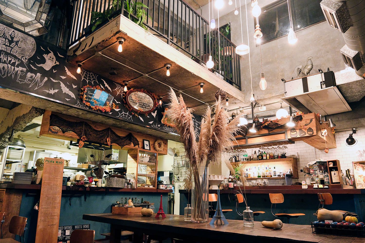 一樓是開放式廚房。 收銀台旁邊有三樓的天然酵母麵包和烘焙點心