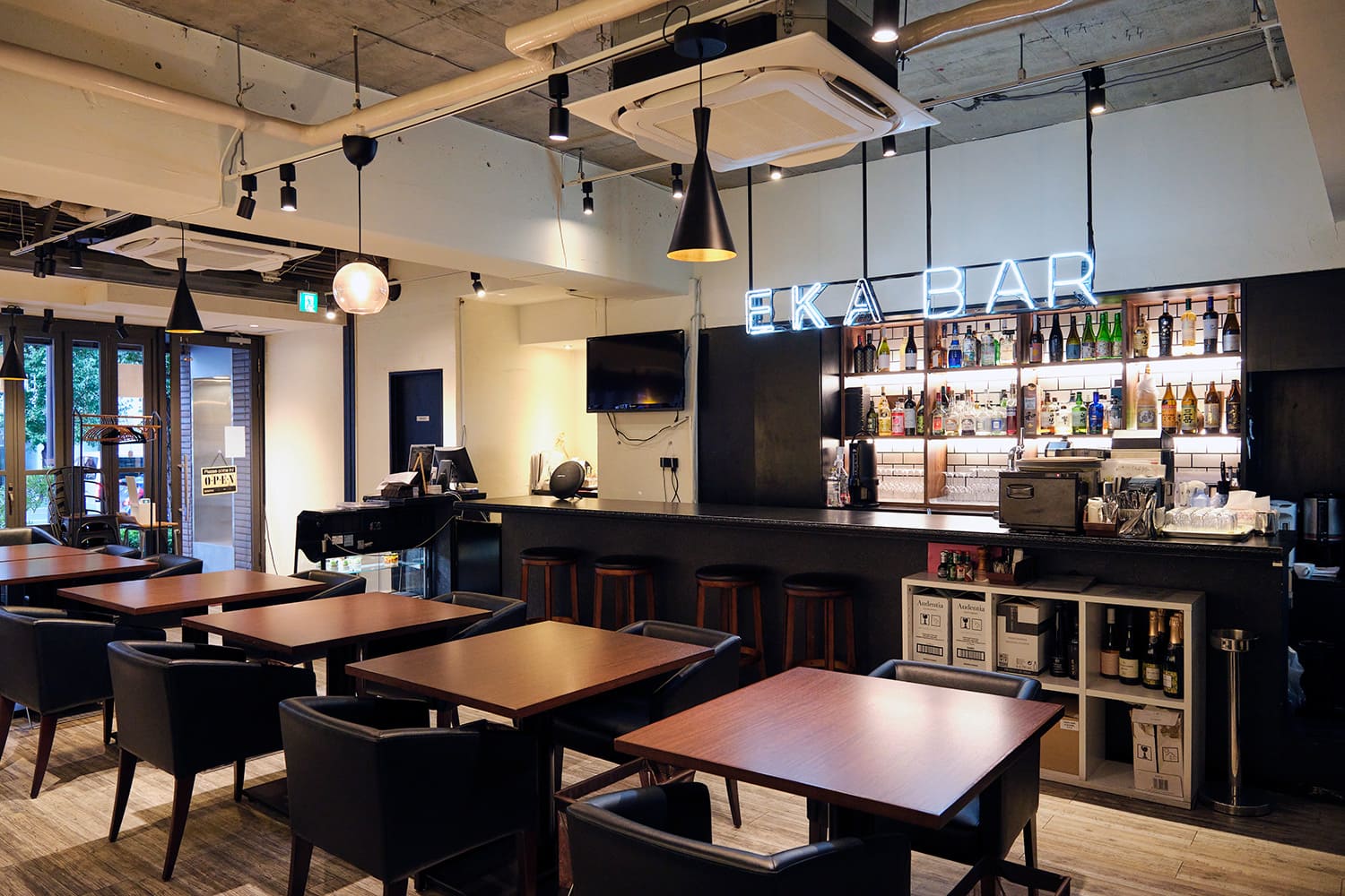 店內裝潢時尚，設有大吧台和桌子座位，適合各種場合使用