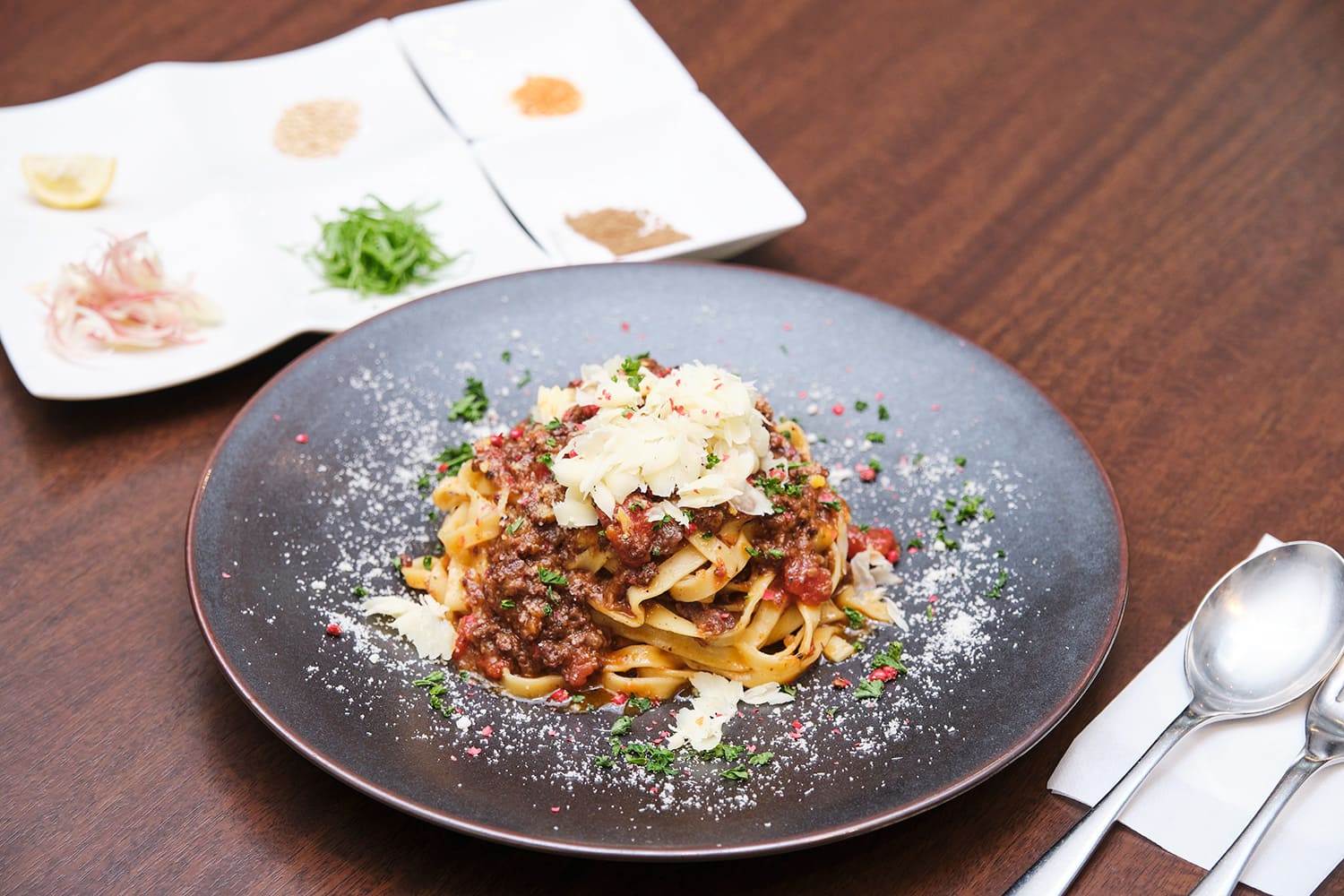 「淺草肉醬麵」配有生薑、山椒、大葉等7種調味品JPY1980