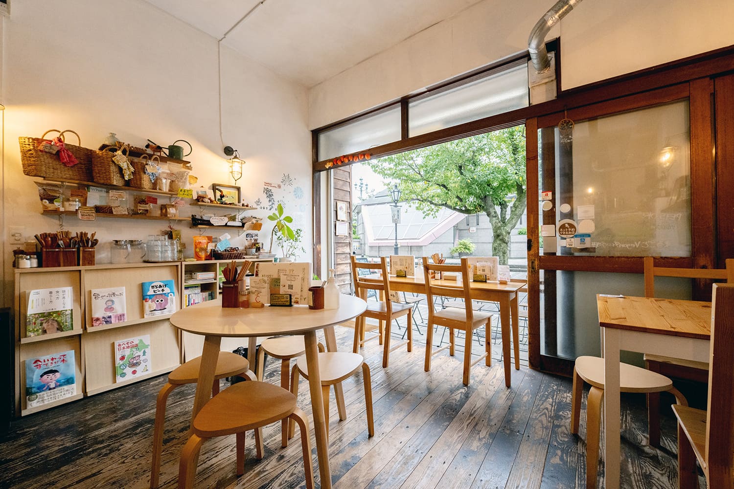 天氣晴朗時，露台座位很舒適。 春天可以看到櫻花，夏天可以看到隅田川煙火的地方（需要預約）