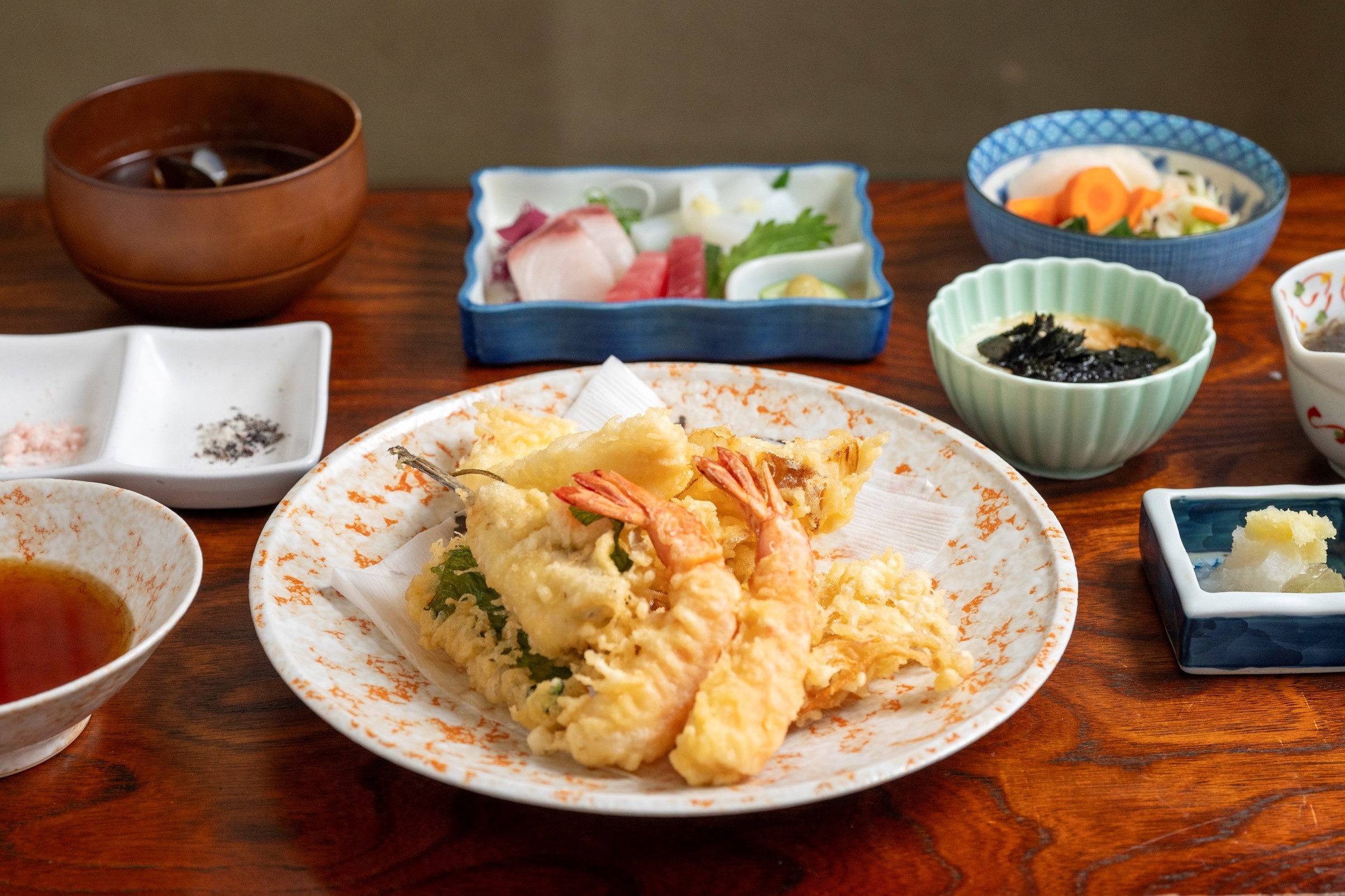 「都住定食」JPY2750。 物超所值的套餐，讓您同時享受天婦羅和生魚片。 紅湯和米飯味噌湯