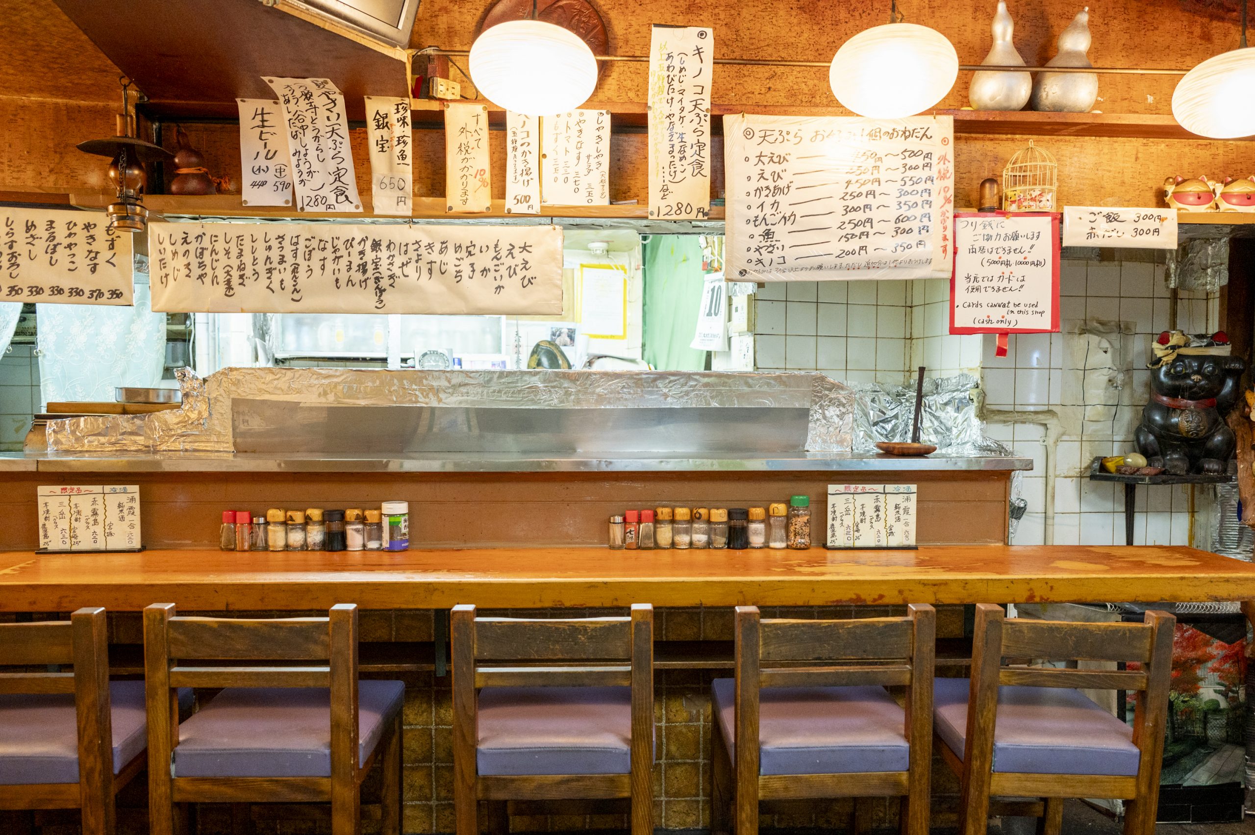 長期受到大塚喜愛的當地人的休閒場所。 最棒的是看著天婦羅在吧台上炸得開心