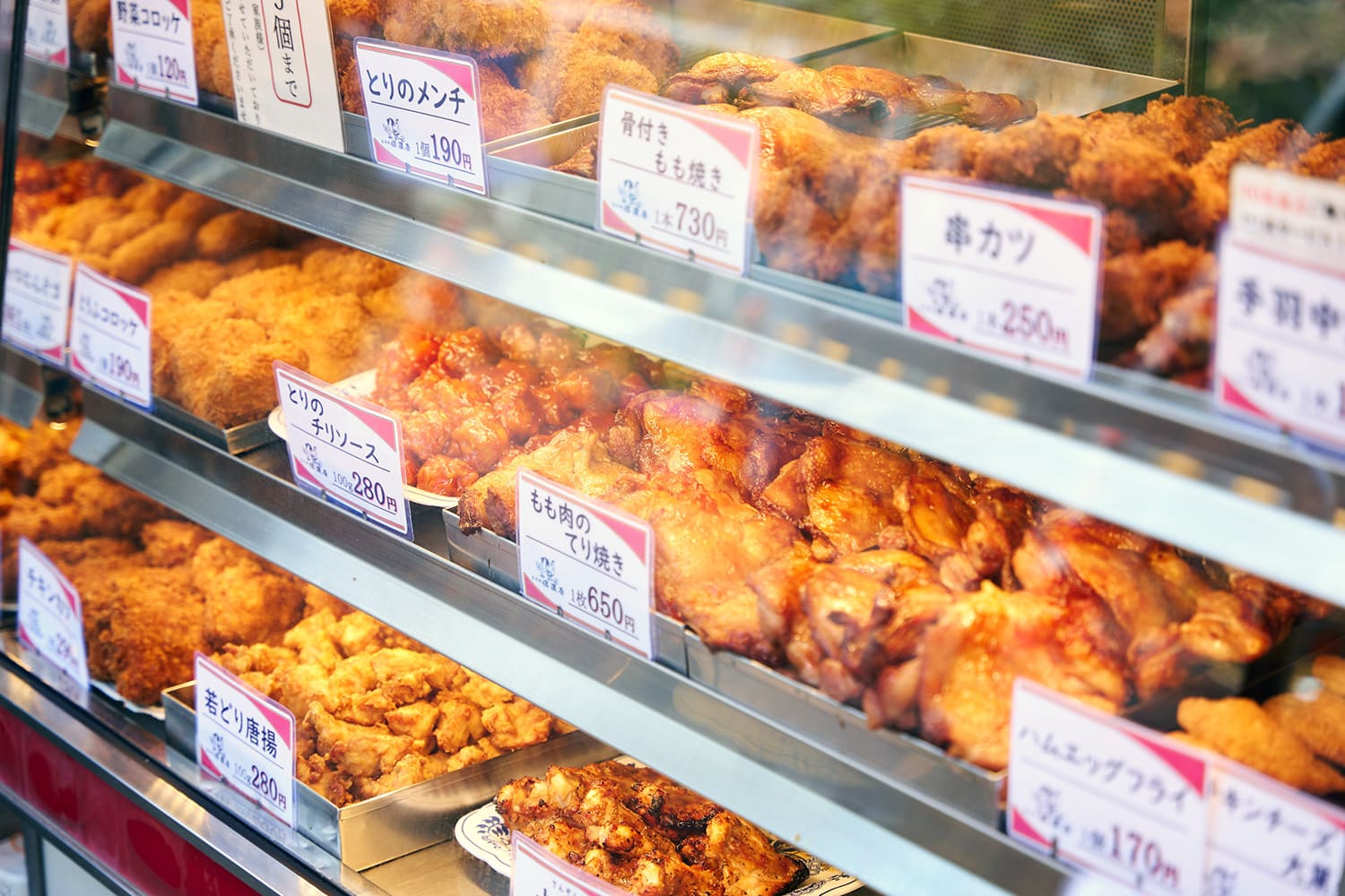 「雞肉碎」190日圓，每人限量5個。 這家面向目黑川的餐廳經常光顧常客