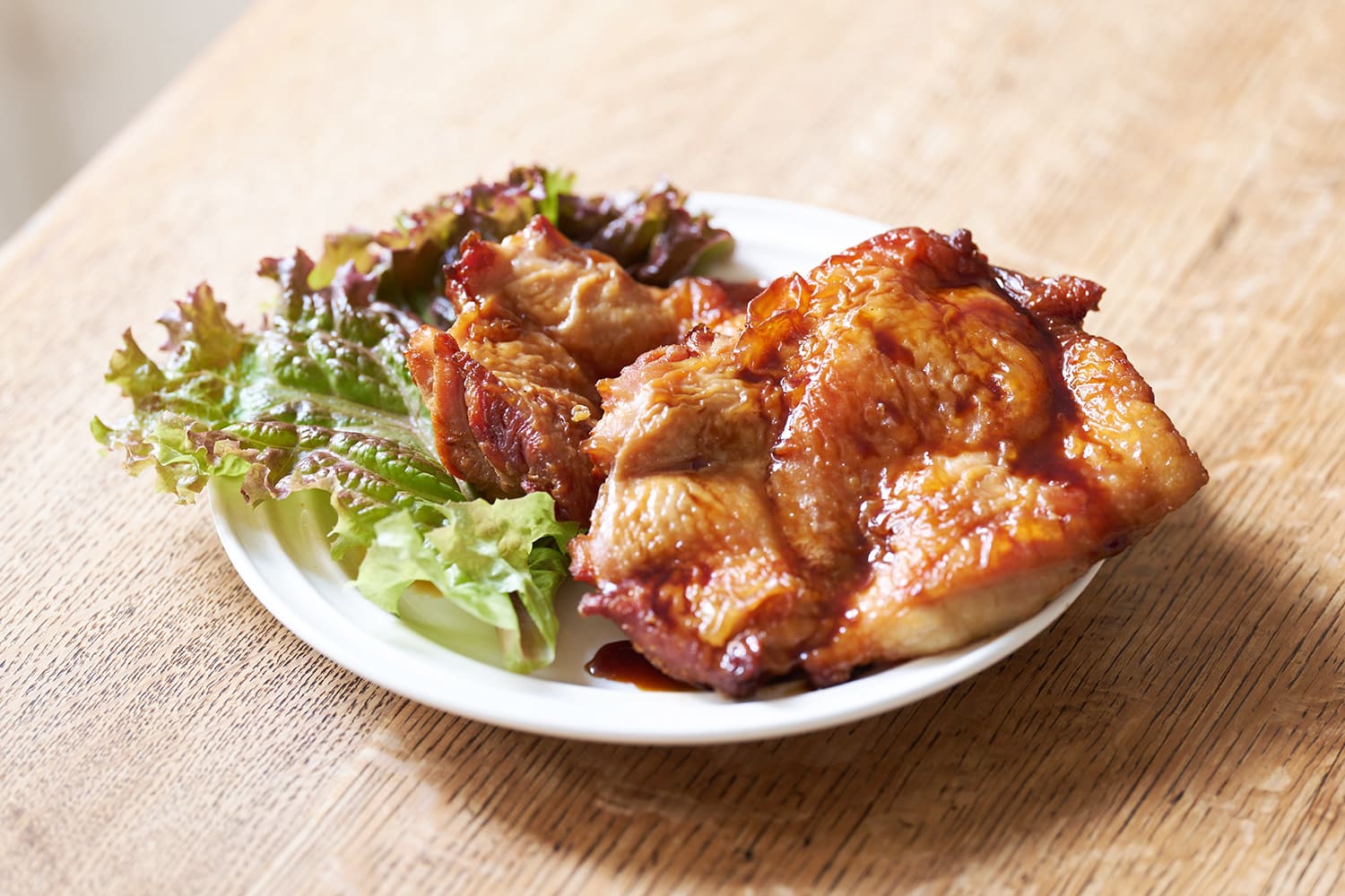 一片「雞腿肉照燒」700日圓，也搭配沙拉和米飯。