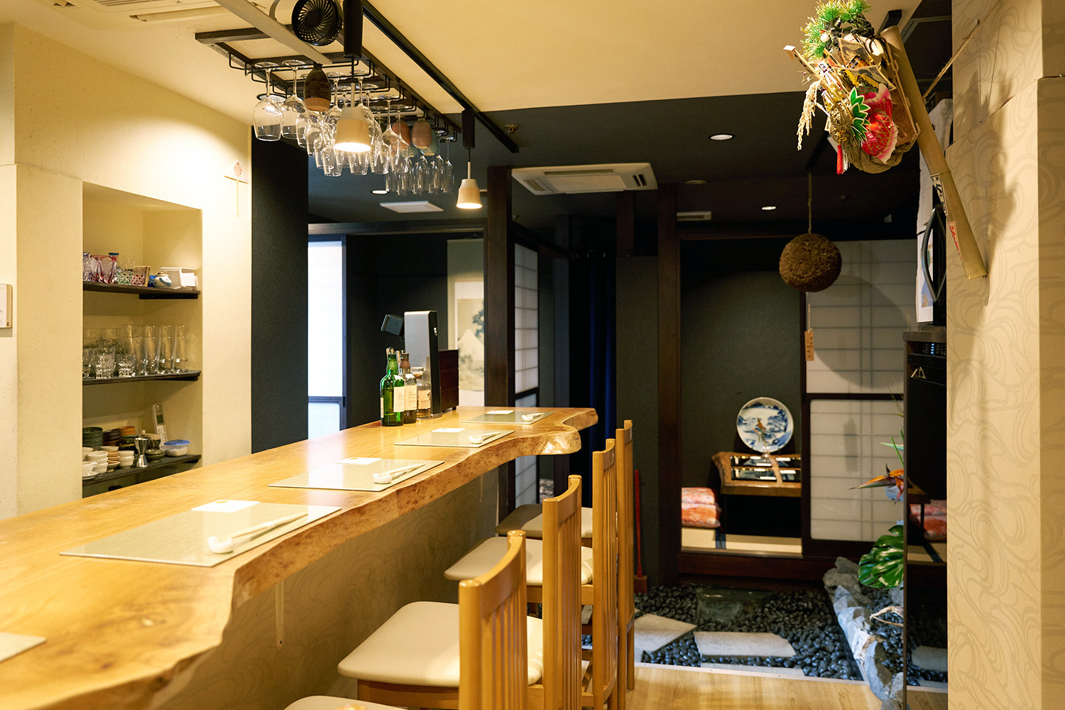 吧台座位後面有一個私人榻榻米房間，可以在幾個人聚集的特殊場合使用