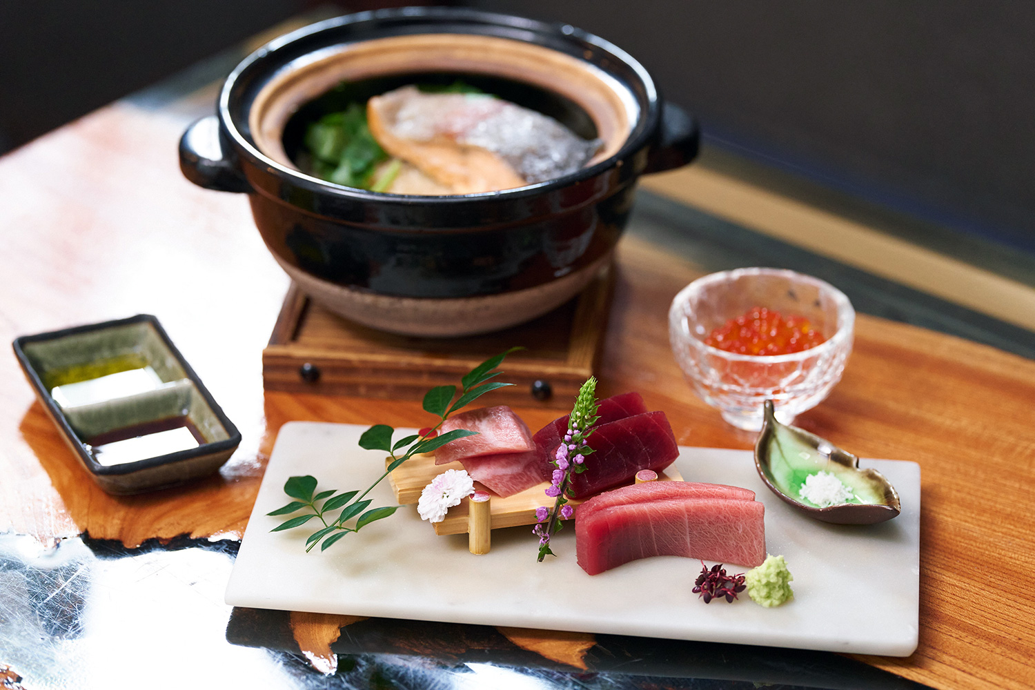 從正面看，「三種天然鮪魚生魚片」JPY2200「富士山鮭魚與鮭魚子泥鍋飯（1-2人份）」JPY4400