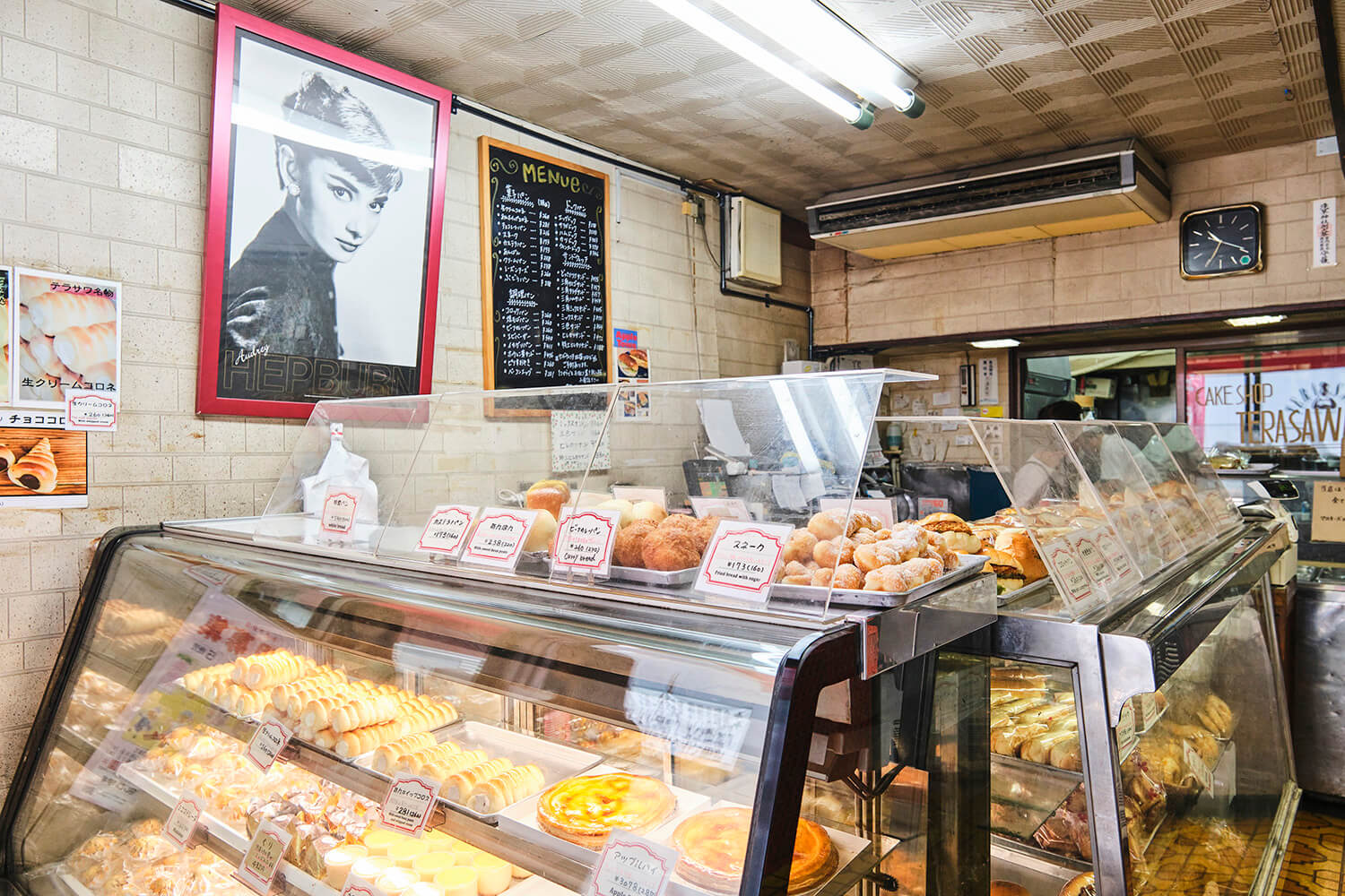 店內充滿復古氛圍，貼滿了奧黛麗赫本的照片