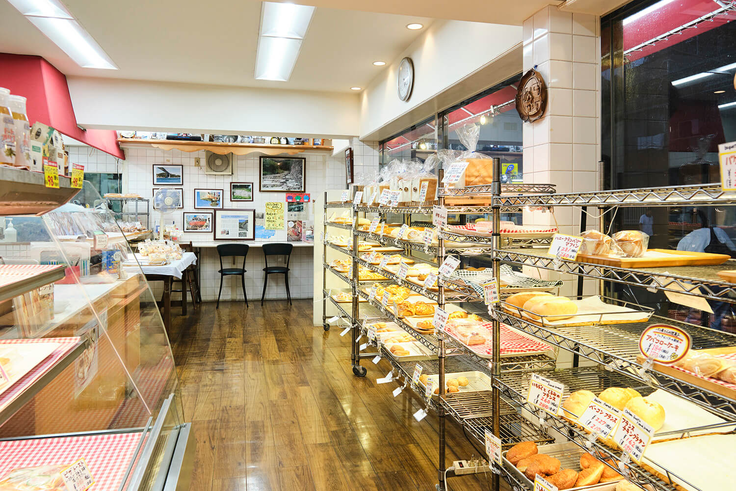 店內擺放著上一代拍攝的照片和在上一代最喜歡的旅遊目的地德國獲得的配件