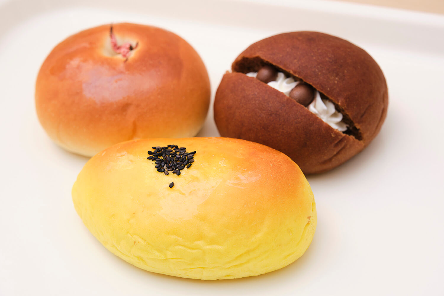 從正面順時針方向，「蕃薯紅豆麵包（僅限9月至11月）」、「越紅豆麵包」和「咖啡紅豆麵包」各220日圓。