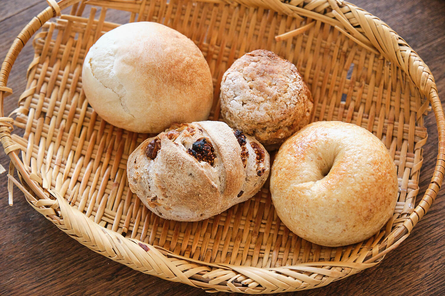 從右下順時針方向：「原味貝果」260日圓、「核桃無花果」350日圓、「圓形麵包」220日圓、「全麥司康」220日圓