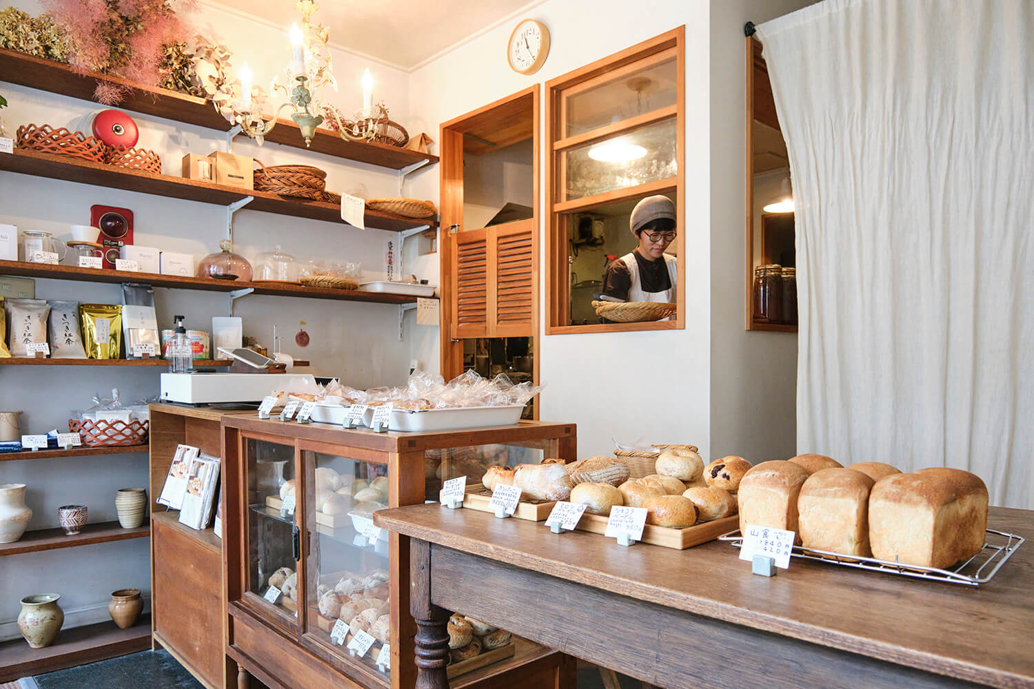 店內充滿了酵母的香氣，氣氛溫馨。 這家店由親切開朗的姐妹經營，粉絲很多