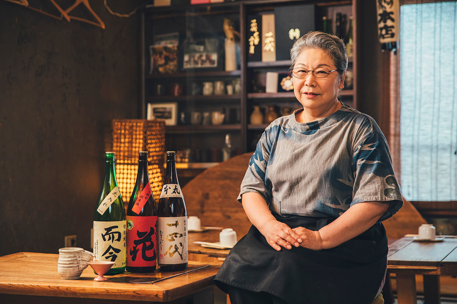 繼承前任思想的第二代老闆娘在二樓關西火盆前熱烈歡迎您