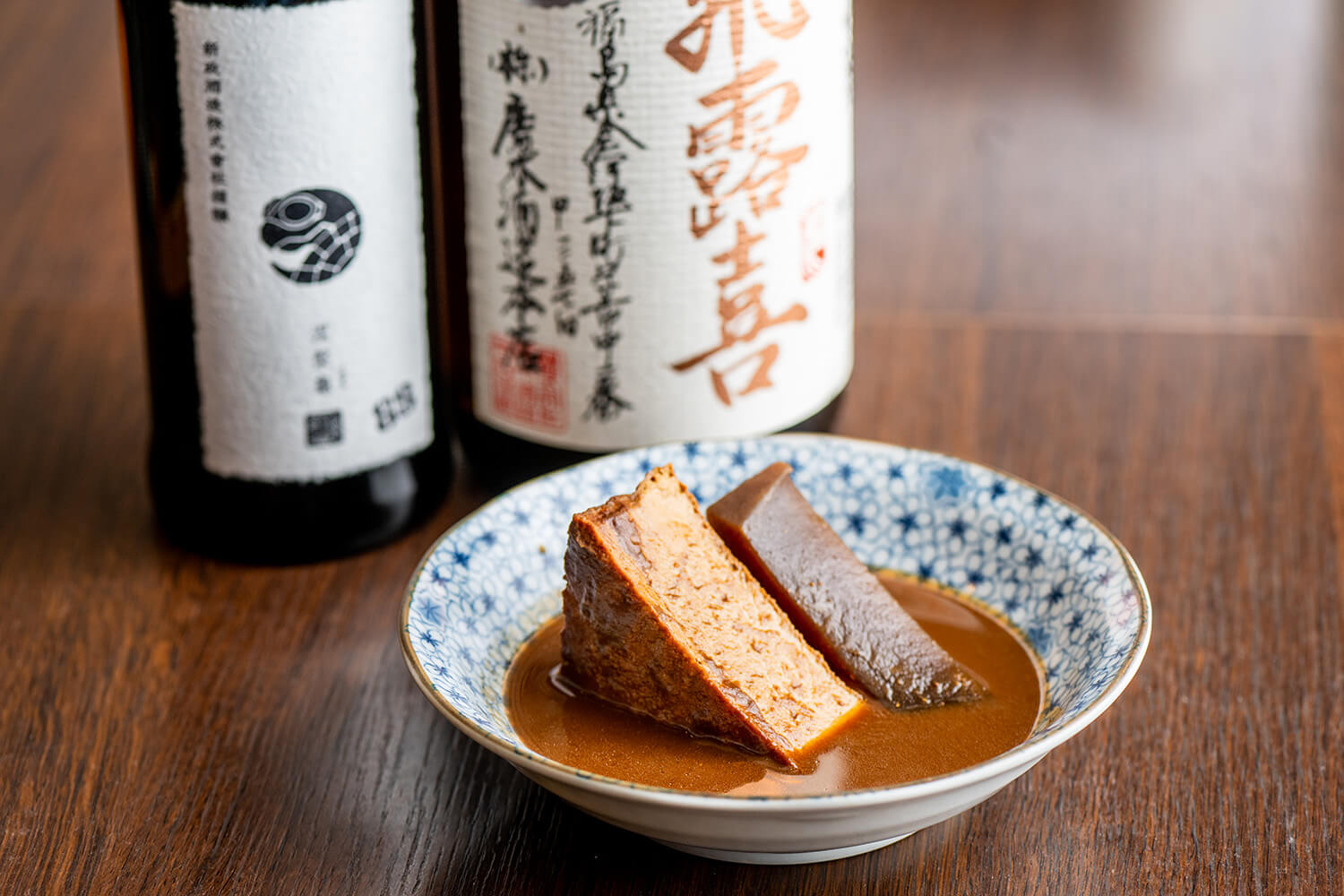 「蒟蒻串」和「厚炸串」只要220日圓，用酒賊味噌燉煮，只要220日圓，就能暖和身體。