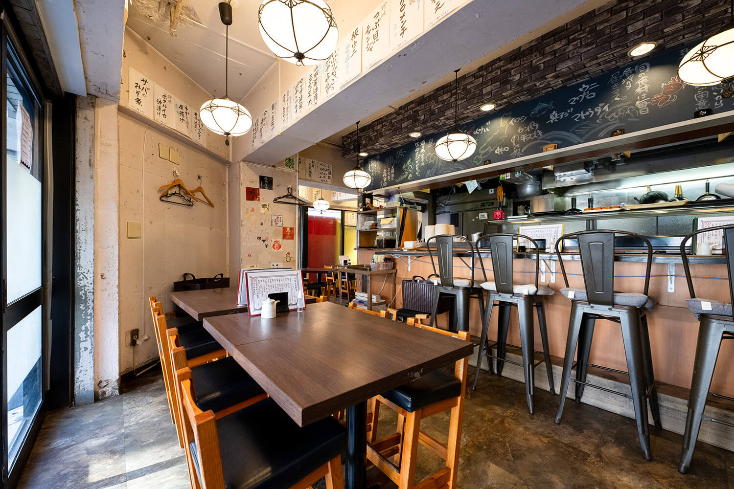 還有吧台座位，一個人也很容易使用。