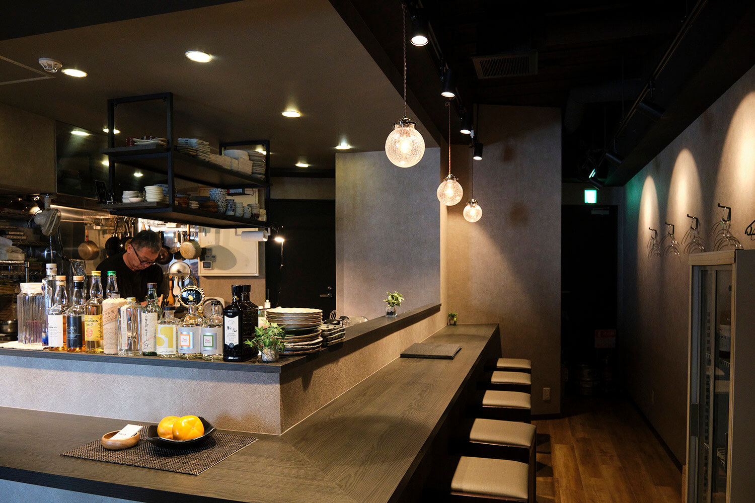 擁有6個吧台座位和4張桌子的寧靜餐廳