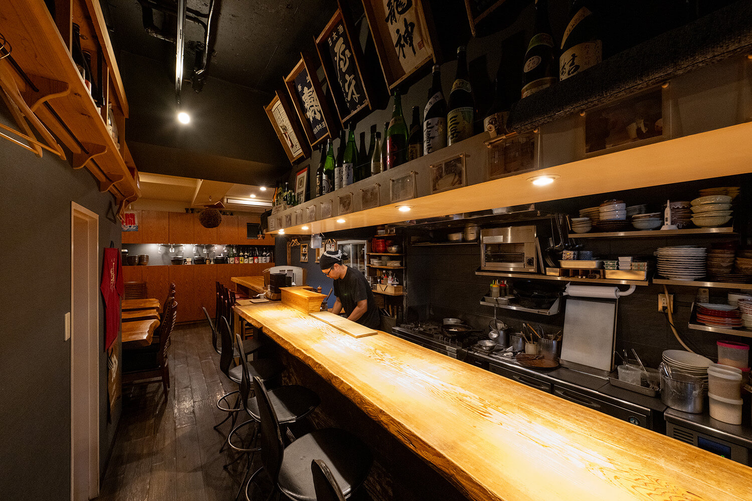 店內的氛圍在白天和黑夜之間變化。 還有吧台座位和桌子座位。