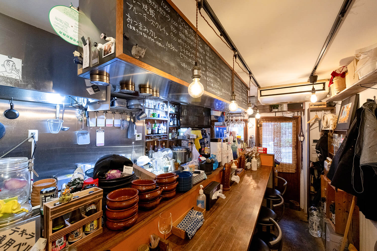 店內有吧台和桌子座位，是一個充滿了動漫公仔等店主愛好的空間。 夜晚變成酒吧