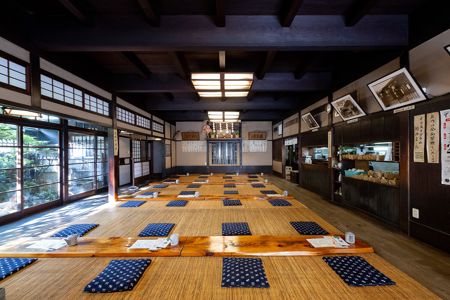 一樓是坐在墊子上的風格的內置榻榻米房間。 地下一樓和二樓有桌子座位