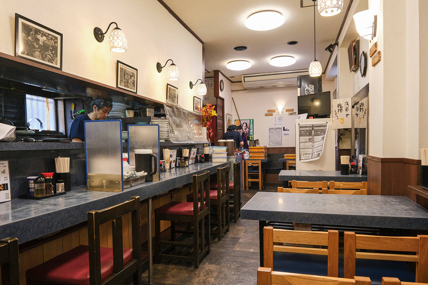 店內掛著「三社祭」的照片，這些照片已經保存了很長時間。 照片上還有主人小時候的樣子